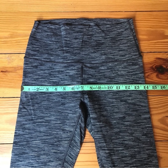 Lululemon Athletica Grey Navy Geometric Capris Leggings, EUC, 6 - Picture 4 of 14
